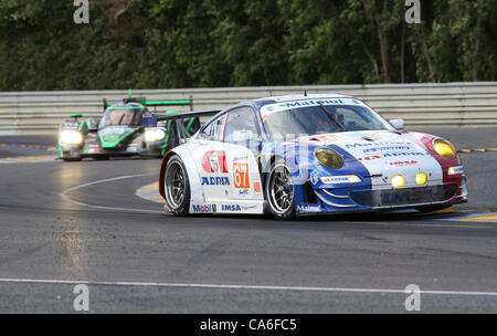 16.06.2012., Frankreich, Circuit De La Sarthe. Die LM GTE bin Klasse Porsche 911 RSR (997) von IMSA Performance Matmut mit Fahrer Anthony Pons, Raymond Narac und Nicolas Armindo in Aktion während der 80. 24 Stunden Rennen von Le Mans auf dem Circuit De La Sarthe in Le Mans, Frankreich 16. Juni 2012. Stockfoto