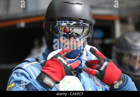 16.06.2012., Frankreich, Circuit De La Sarthe. Ein Mechaniker von Team Felbermayr-Proton posiert für ein Foto während der 80. 24 Stunden Rennen von Le Mans auf dem Circuit De La Sarthe in Le Mans, Frankreich 16. Juni 2012. Stockfoto