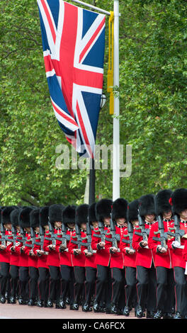 16. Juni 2012. Gardisten in der Mall für Trooping The Colour, die Queen Geburtstag zu feiern. Die Mall, London, UK. Stockfoto