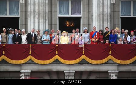 Queen Elizabeth II Uhr von Prinz Philip und Royal Family Fliegen Sie am Balkon des Buckingham Palace vorbei, Trooping of the Color Ceremony, 2012. Juni Stockfoto