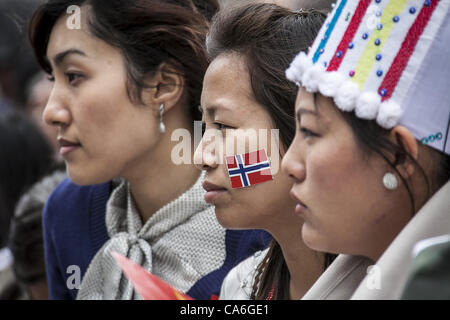 15. Juni 2012 - Oslo, Oslo, Norwegen - Fans warten auf die birmanischen Pro Oppositionsführerin AUNG SAN SUU KYI, kommt im Grand Hotel in Oslo als She hält ihre erste offizielle diplomatische besuchen Sie weg von ihrem Land nach 15 Jahren nach Hause Verhaftung. Sie besucht die Schweiz, Norwegen, Irland, Großbritannien und Stockfoto