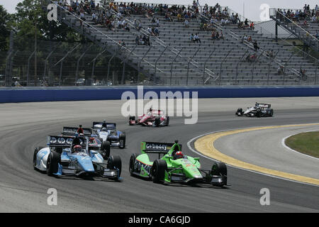 16. Juni 2012 - Milwaukee, Wisconsin, USA - IZOD Indycar Series, Milwaukee IndyFest, Milwaukee, WI, 15. / 16. Juni 2012, JAMES HINCHCLIFFE, Andretti Autosport, SIMON PAGENAUD, Schmidt/Hamilton Racing. (Kredit-Bild: © Ron Bijlsma/ZUMAPRESS.com) Stockfoto