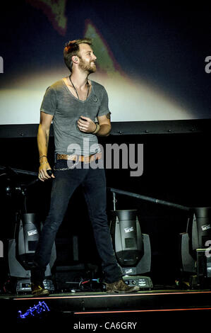 16. Juni 2012 - Toronto, Ontario, Canada - US-amerikanischer Country pop Musikgruppe Lady Antebellum live im Molson Amphitheatre in Toronto während selbst die Nacht 2012 World Tour gespielt. Im Bild - CHARLES KELLEY (Credit-Bild: © Igor Vidyashev/ZUMAPRESS.com) Stockfoto