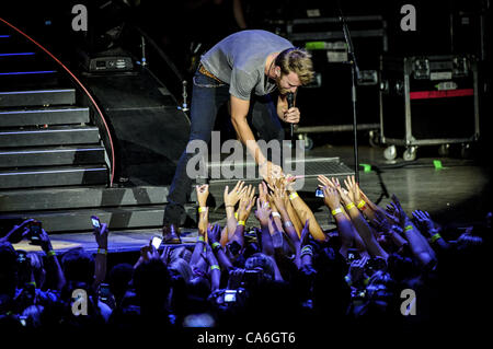 16. Juni 2012 - Toronto, Ontario, Canada - US-amerikanischer Country pop Musikgruppe Lady Antebellum live im Molson Amphitheatre in Toronto während selbst die Nacht 2012 World Tour gespielt. Im Bild - CHARLES KELLEY (Credit-Bild: © Igor Vidyashev/ZUMAPRESS.com) Stockfoto