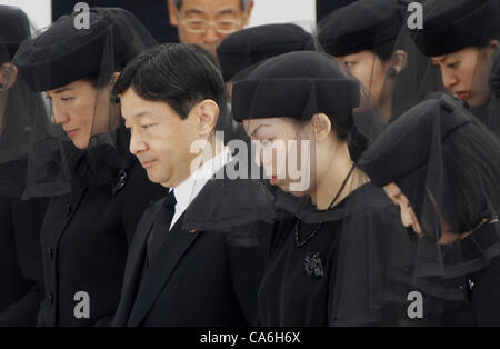 14. Juni 2012 - Tokyo, Japan - von links, Japans Kronprinzessin Masako, ihrem Ehemann Kronprinz Naruhito, Töchter des späten Prinz Tomohito, Yoko und Akiko, eine Beerdigung für Prinz Tomohito, ein Cousin von Kaiser Akihito, auf Toshimagaoka kaiserlichen Friedhof in Tokio Donnerstag, 14. Juni 2012. Tomohi Stockfoto