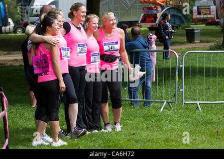 Cancer Research 10k Race for Life. 17. Juni 2012. Startzeit 10.00 Abington Park. Northampton, England UK. Mehr als 4.000 Frauen, die Teilnehmer sollen in beiden Rennen teilnehmen werden, sind einige der Teilnehmer beim 10 k Event immer bereit Stockfoto