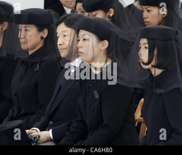 14. Juni 2012 - Tokyo, Japan - von links, Japans Kronprinzessin Masako, ihrem Ehemann Kronprinz Naruhito, Töchter des späten Prinz Tomohito, Yoko und Akiko, eine Beerdigung für Prinz Tomohito, ein Cousin von Kaiser Akihito, auf Toshimagaoka kaiserlichen Friedhof in Tokio Donnerstag, 14. Juni 2012. Tomohi Stockfoto