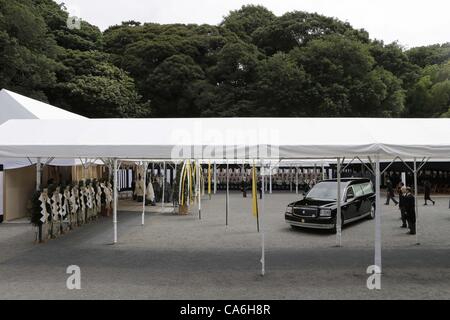 14. Juni 2012 - kommt Tokyo, Japan - ein Leichenwagen tragen den Sarg des verstorbenen Prinz Tomohito, ein Cousin von Kaiser Akihito, zu seinem Begräbnis am Toshimagaoka kaiserlichen Friedhof in Tokio Donnerstag, 14. Juni 2012. Tomohito, der sechste in der Chrysantheme Thronfolge war, starb an Krebs im 66 Juni Stockfoto