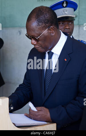 Die Kinder aus Zeichen Memorial Hall, Präsident von Côte d ' Ivoire, Alassane Ouattara, das Gästebuch bei Yad Vashem Holocaust Museum. Jerusalem, Israel. 17. Juni 2012. Stockfoto