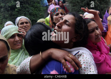 Ein Kaschmir muslimische Frauen jammern während der Trauerzug der regierenden nationalen Parteitag, der politischen Partei Arbeiter Abdul Rehman Ganaie in Srinagar, der Sommerhauptstadt des indischen Teil Kaschmirs, 15.06.2012,. ersten politischen Mord des Jahres in die Sommerhauptstadt militanten heute erschossen eine der Stockfoto