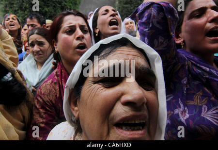 Ein Kaschmir muslimische Frauen jammern während der Trauerzug der regierenden nationalen Parteitag, der politischen Partei Arbeiter Abdul Rehman Ganaie in Srinagar, der Sommerhauptstadt des indischen Teil Kaschmirs, 15.06.2012,. ersten politischen Mord des Jahres in die Sommerhauptstadt militanten heute erschossen eine der Stockfoto