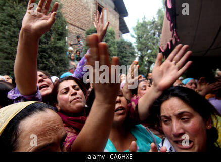 Ein Kaschmir muslimische Frauen jammern während der Trauerzug der regierenden nationalen Parteitag, der politischen Partei Arbeiter Abdul Rehman Ganaie in Srinagar, der Sommerhauptstadt des indischen Teil Kaschmirs, 15.06.2012,. ersten politischen Mord des Jahres in die Sommerhauptstadt militanten heute erschossen eine der Stockfoto