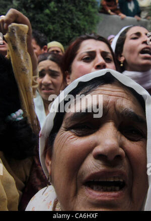 Ein Kaschmir muslimische Frauen jammern während der Trauerzug der regierenden nationalen Parteitag, der politischen Partei Arbeiter Abdul Rehman Ganaie in Srinagar, der Sommerhauptstadt des indischen Teil Kaschmirs, 15.06.2012,. ersten politischen Mord des Jahres in die Sommerhauptstadt militanten heute erschossen eine der Stockfoto