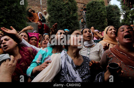 Ein Kaschmir muslimische Frauen jammern während der Trauerzug der regierenden nationalen Parteitag, der politischen Partei Arbeiter Abdul Rehman Ganaie in Srinagar, der Sommerhauptstadt des indischen Teil Kaschmirs, 15.06.2012,. ersten politischen Mord des Jahres in die Sommerhauptstadt militanten heute erschossen eine der Stockfoto