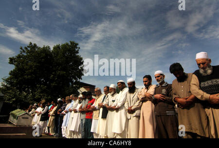 Kaschmirische Muslime beten Beerdigung neben dem Sarg von Abdul Rehman Ganaie politische Arbeiter herrschenden nationalen Parteitag, der in Srinagar, der Sommerhauptstadt von indischen Teil Kaschmirs, 15.06.2012,. ersten politischen Mord des Jahres in die Sommerhauptstadt werden militanten heute tot ein Büro geschossen Stockfoto