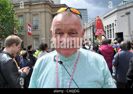 Trafalgar Square, London, UK. 17. Juni 2012. Vor der National Gallery, ein Mann lächelt, als Hunderte von Hare-Krishna-Nachtschwärmer die "Ratha-Yatra" Festival der Chariots.Photo von genießen: Matthew Chattle/Alamy Live News Stockfoto