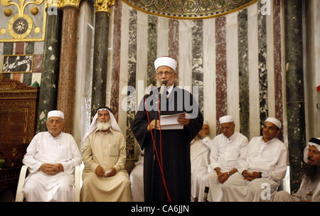 17. Juni 2012 - Jerusalem, Jerusalem, Palästina - islamischen Gesang Chor Teilnahme an einer Feier der islamische Feiertag der Isra Mi'raj in der Al-Aqsa-Moschee in der Altstadt von Jerusalem am 17. Juni 2012. Der Feiertag markiert, was Muslime glauben Prophet Mohammad Reise von Mekka t ist Stockfoto