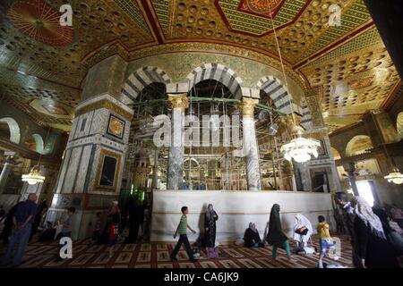 17. Juni 2012 - Jerusalem, Jerusalem, Palästina - Palästinenser nehmen an einer Feier der islamische Feiertag der Isra Mi'raj in der Al-Aqsa-Moschee in der Altstadt von Jerusalem am 17. Juni 2012 Teil. Der Feiertag markiert, was Muslime glauben Prophet Mohammad Reise von Mekka nach Jerusale ist Stockfoto