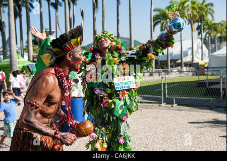 Bunte Teilnehmer aus dem Bundesstaat Minas Gerais führen einen improvisierten Tanz. Die Menschen Gipfel auf der Konferenz der Vereinten Nationen für nachhaltige Entwicklung (Rio + 20), Rio De Janeiro, Brasilien, 16. Juni 2012. Foto © Sue Cunningham. Stockfoto