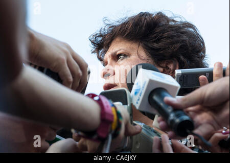 Brasilianische Umweltministerin Isabel Teixera beantwortet eine Flut von Fragen aus der Presse. Die Menschen Gipfel auf der Konferenz der Vereinten Nationen für nachhaltige Entwicklung (Rio + 20), Rio De Janeiro, Brasilien, 16. Juni 2012. Foto © Sue Cunningham. Stockfoto