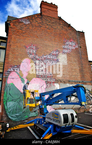 Blackpool, UK, 17. Juni 2012. Zweiten jährlichen Sandmeer und Spray urban Arts Festival mit 43 Straßenkünstlern aus aller Welt. Künstler-Janus an einem Gebäude arbeiten. Stockfoto