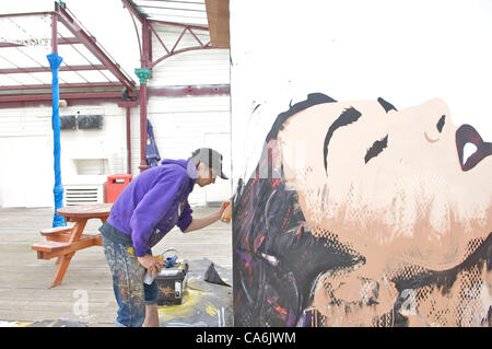 Zweiten jährliches Sandmeer und Spray urban Arts Festival in Blackpool, UK, 17. Juni 2012 mit 43 Straßenkünstlern aus aller Welt statt. Künstler Irek Tankpetrol Stockfoto