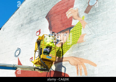 Blackpool, UK, 17. Juni 2012. Zweiten jährlichen Sandmeer und Spray urban Arts Festival mit 43 Straßenkünstlern aus aller Welt. Lonac Künstler bei der Arbeit auf ein großes Wandgemälde. Stockfoto