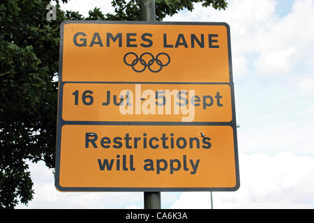 17.06.2012. Egham, Surrey, UK. Olympischen Spiele Bahnen wurden auf A30 Egham Bypass übertragen von Athleten aus Royal Holloway College, Egham, zu rudern Veranstaltungen am Eton Dorney bemalt. Stockfoto