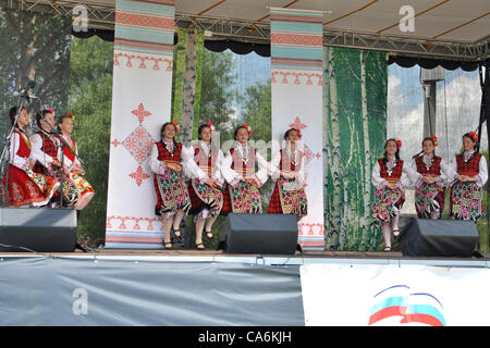 Folklore-Ensemble "Zvanche" für Kinder und Jugendliche (Bulgarien) führen Sie auf der Bühne Stockfoto