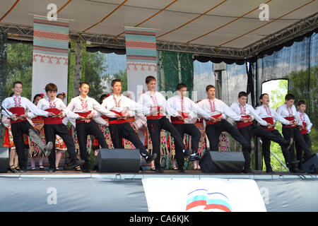 Folklore-Ensemble "Zvanche" für Kinder und Jugendliche (Bulgarien) führen Sie auf der Bühne Stockfoto