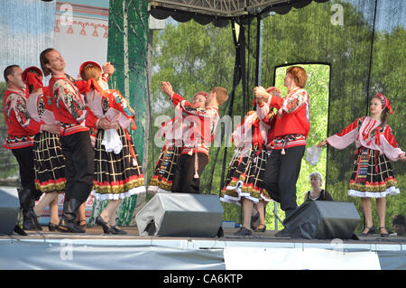 Folklore, Gesang und Tanz-Ensemble "Lyubota" (Russland) führen Sie auf der Bühne Stockfoto