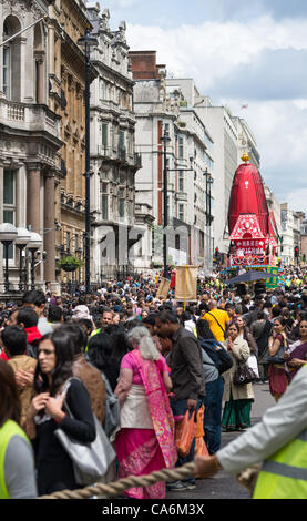 London, Großbritannien. 17 Juni, 2012. Rathayatra Parade mit großen Massen von Hare Krishna Anhänger in London. Stockfoto