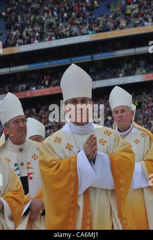 Päpstlicher Nuntius in Irland, Erzbischof Charles Brown, ist flankiert von Erzbischof von Dublin, Diarmuid Martin, links, und Kardinal Sean Brady bei der Schlussfeier, Statio Orbis des 50. Eucharistische Kongreß, Croke Park, Dublin 17.06.2012 CREDIT: LiamMcArdle.com Stockfoto