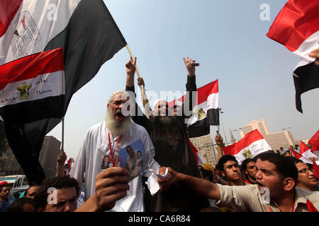 17. Juni 2012 - Kairo, Kairo, Ägypten - Unterstützer des Präsidentschaftskandidaten Mohammed Morsi tragen ägyptische und Muslim-Bruderschaft Fahnen während der Feierlichkeiten Sieg am Tahrir-Platz in Kairo, Ägypten, Montag, 18. Juni 2012. Die Muslim-Bruderschaft Montag früh erklärt, dass ihr Kandidat, Mohammed Stockfoto