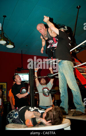 Manassas, Virginia, 15. Juni 2012 - Die halben Pint Brawlers wurden in Northern Virginia für einige großartige Unterhaltung. Der Schauplatz war die harte Zeiten Cafe in Manassas. Die Show endete abrupt, als "Marionette der böse Zwerg" aus dem dritten Seil sprang, Landung auf Eric Smalls, seine Gegner, Zerschlagung durch eine Tabelle Gesicht zuerst auf den Boden. Credit: Ken Howard/Alamy Stockfoto