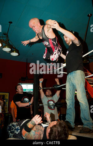 Manassas, Virginia, 15. Juni 2012 - Die halben Pint Brawlers wurden in Northern Virginia für einige großartige Unterhaltung. Der Schauplatz war die harte Zeiten Cafe in Manassas. Die Show endete abrupt, als "Marionette der böse Zwerg" aus dem dritten Seil sprang, Landung auf Eric Smalls, seine Gegner, Zerschlagung durch eine Tabelle Gesicht zuerst auf den Boden. Credit: Ken Howard/Alamy Stockfoto