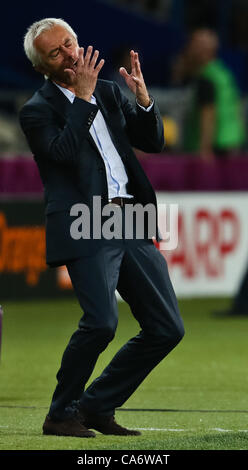 17.06.2012. Charkiw, Ukraine.   Niederländische Trainer Bert van Marwijk ist frustriert während Euro 2012 Meisterschaften Fußballspiel Portugal vs. Niederlande, 17. Juni 2012 im Metalist Stadium in Charkiw. Portugal gewann das Spiel mit einem Ergebnis von 2: 1 in die nächste Runde bewegen und Holland zu beseitigen. Stockfoto