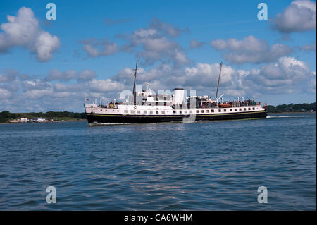 18.06.2012 Balmoral Dämpfen durch die Menai Straits. Auf einem Tagesausflug um Anglesey North Wales Uk. Nur herein, Liegeplatz und mehr Fahrgäste im Victoria dock Caernarfon. Stockfoto