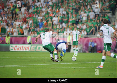 18.06.2012, Poznan, Polen. Antonio Cassano (AC Milan) in Aktion für Italien und Richard Dunne (Aston Villa FC) in Aktion Rep of Ireland in der Europäischen Meisterschaft Gruppe C Spiel zwischen Italien und Irland aus dem städtischen Stadion. Stockfoto