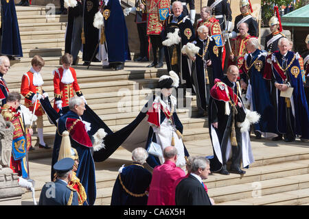 Ihre Majestät Königin Elizabeth II und HRH The Duke of Edinburgh an der Garter Day Zeremonie Windsor Castle 18. Juni 2012. PER0182 Stockfoto