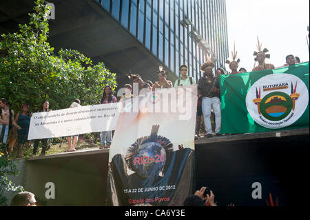 Indigene Menschen entfalten Banner während einer Protestaktion an BNDES, die brasilianische Entwicklungsbank, nach einem Fußmarsch von der Volksrepublik Gipfel auf der Konferenz der Vereinten Nationen für nachhaltige Entwicklung (Rio + 20), Rio De Janeiro, Brasilien, 18. Juni 2012. Foto © Sue Cunningham. Stockfoto