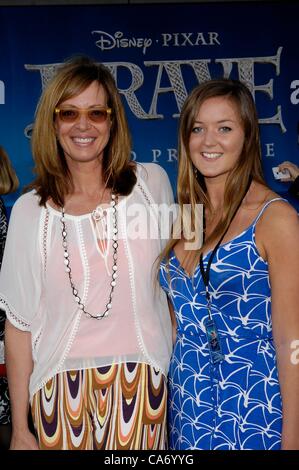 USA. Allison Janney im Ankunftsbereich für mutige Premiere auf der Los Angeles Film Festival (LAFF), The Dolby Theater, Los Angeles, CA 18. Juni 2012. Foto von: Michael Germana/Everett Collection Stockfoto