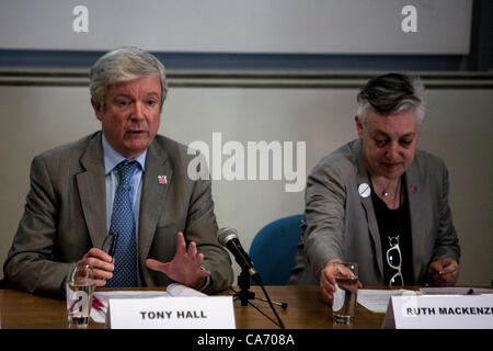 Tony Hall, Stuhl, kulturelle Olypiad und Ruth Mackenzie, Direktor, kulturelle Olypiad und London 2012 Festival, Teilnahme an der ersten Press briefing zum Tag der Eröffnung der London Festival 2012 London, UK, markieren 19.06.2012 © Mario Mitsis Stockfoto