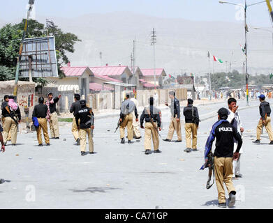 Polizeibeamte stehen Warnung bei Arbab Rahim Khan Road während der Demonstration der Studenten gegen das Töten von ihrer Schule Vice principal in Quetta auf Dienstag, 19. Juni 2012. Stockfoto