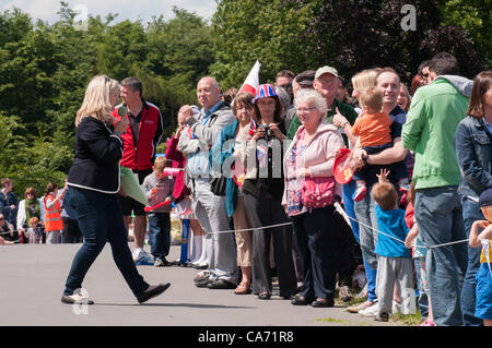 Radio Leeds presenter Georgey Spanswick unterhaltsam & im Gespräch mit dem Publikum (Erwachsene & Kinder) stehen und warten auf Olympischen Fackellauf auf der Seite der Hauptantrieb - Harewood House, West Yorkshire, England, Großbritannien am Dienstag, 19. Juni 2012. Stockfoto