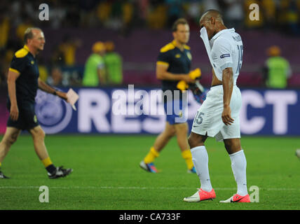 19.06.2012. Kiew, Ukraine.  Frankreichs Florent Malouda (R) sieht niedergeschlagen, nachdem die UEFA EURO 2012-Gruppe D Fußballspiel Schweden Vs Frankreich im NSC Olimpijskij Olympiastadion in Kiew, Ukraine, 19. Juni 2012. Stockfoto