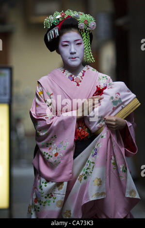 11. Juni 2012 - Kyoto, Japan - 11. Juni 2012 - Kyoto, Japan - Geisha im Stadtteil Gion in Kyoto Fuß auf einer schmalen Straße zu einem Client in der Nähe. (Kredit-Bild: © David Poller/ZUMAPRESS.com) Stockfoto