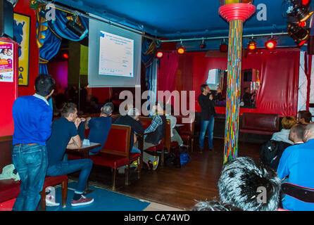 Paris, Frankreich, Menschen im Inneren mit 30. Jahrestag der AIDS-Krise, Gay Men es Prävention Strategie Public Meeting, Präsentation Stockfoto
