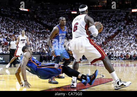 19.06.2012. Miami, Florida, USA.  Miami Heat, die Oklahoma City Thunder Point small forward LeBron James (6) Beiträge guard Russell Westbrook (0), die bei den Miami Heat Fjälls 104-98-Sieg über den Oklahoma City Thunder, in Spiel 4 der NBA Finals 2012 in der American Airlines Arena, Miami, Florida, USA. Stockfoto