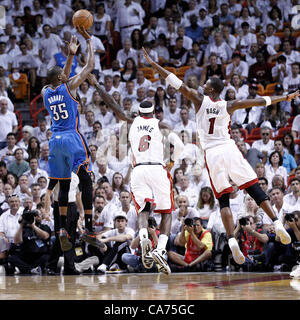 19.06.2012. Miami, Florida, USA.  Oklahoma City Thunder small forward Kevin Durant (35) übernimmt ein Jumpshot Miami Heat small forward LeBron James (6) und Miami Heat macht Chris Bosh (1) nach vorne im dritten Quartal von Spiel 4 der 2012 NBA Finals, Donner bei Hitze, in der American Airlines Arena, Miami, Florida, USA. Stockfoto